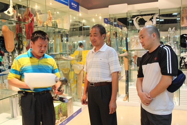 郴州市工傷保險局張健雄一行來我院考察
